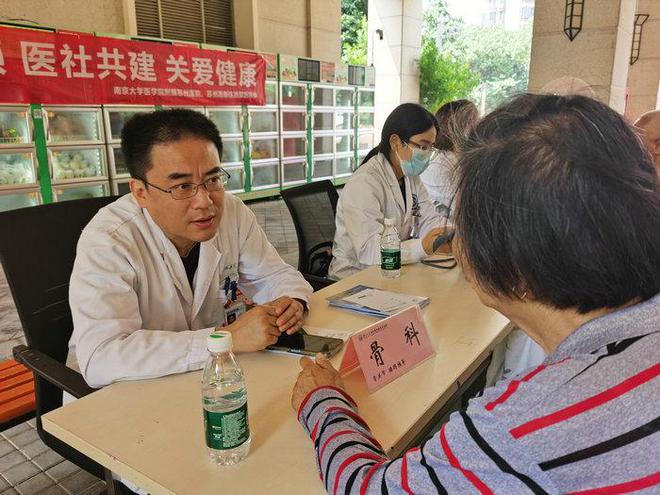 南大苏州医院深入社区开展义诊活动,党建共建三年持续服务群众