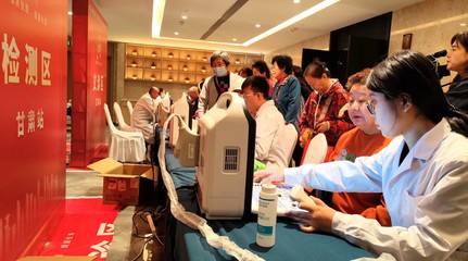 现场开展慢病筛查服务