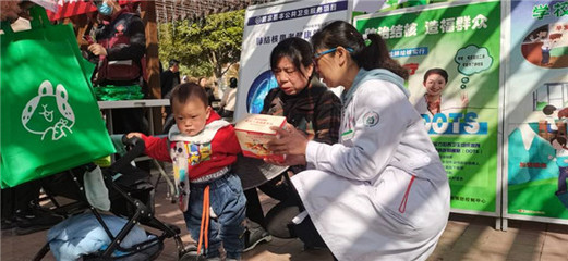 汉阴城关镇:开展婴幼儿辅食营养包发放宣传活动