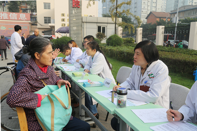 成飞医院举行“康复你一个,健康一大家”义诊活动