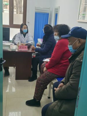 哈市中医院与群力贝肯山社区卫生服务中心联合举办义诊活动