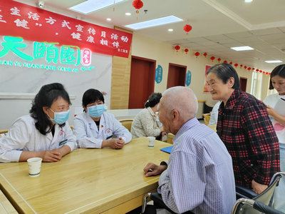 天水市二院开展“全民健康生活方式日”主题宣传活动